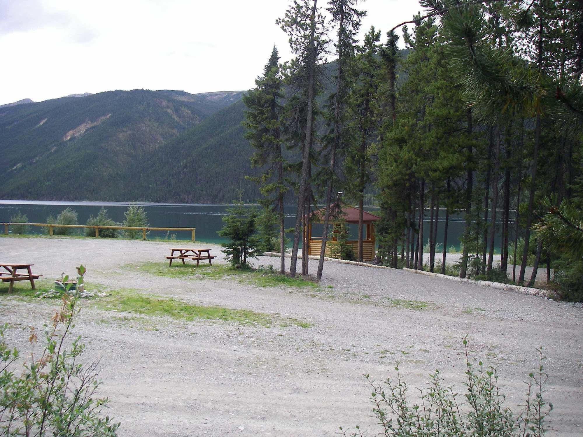 Northern Rockies Lodge Muncho Lake 外观 照片